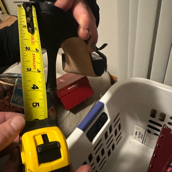 Manolo Blahnik Italian Craftsmanship - Picture 10 of 10